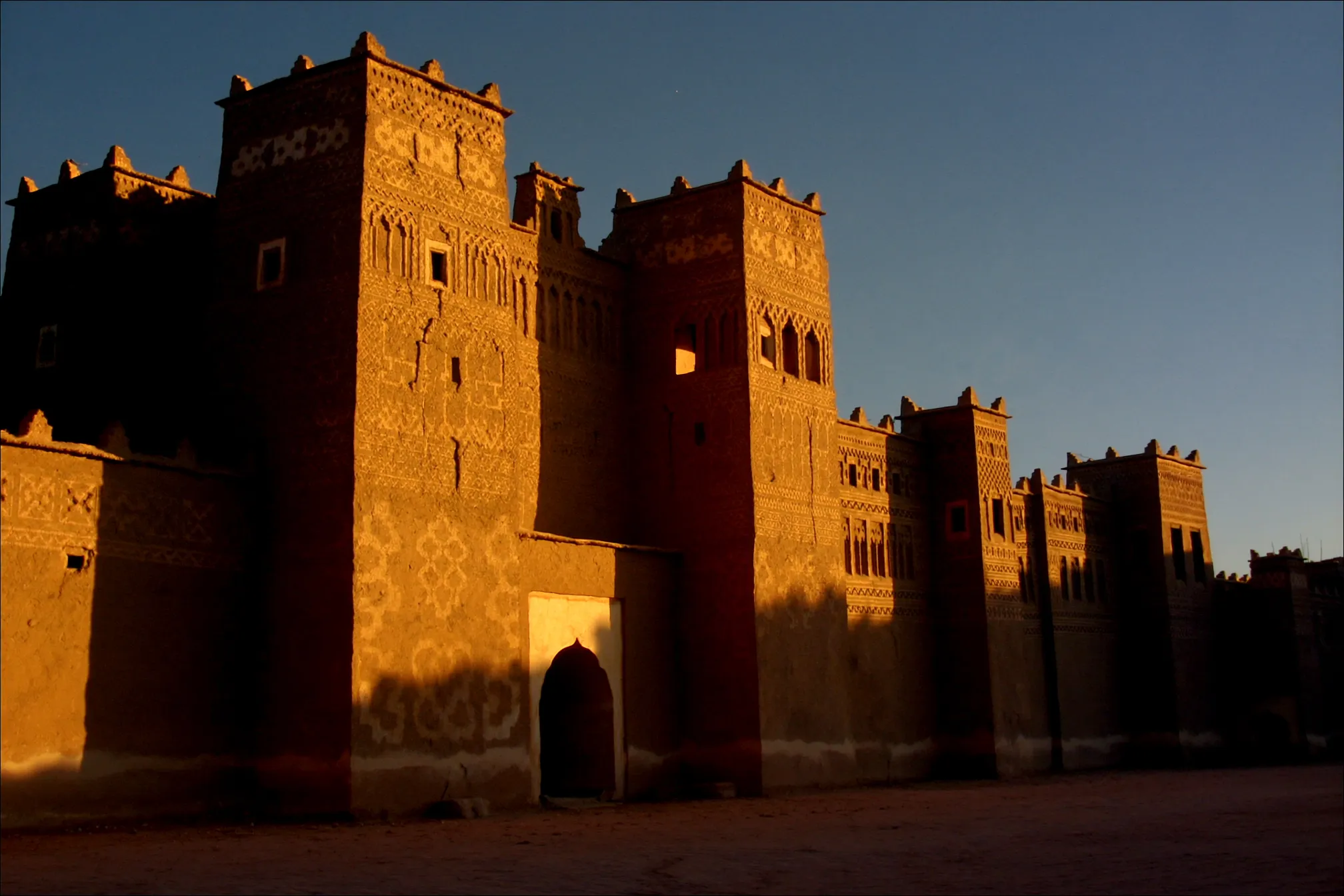 Lumière dorée du soir sur les tours sculptées de la kasbah de Taourirt
